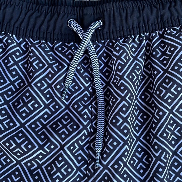 Quiet Storm geometric black and white print bathing suit trunks for Men XXL XL - Picture 2 of 11